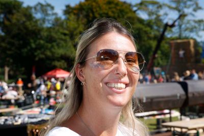 Annemette Bang Kristensen, 37 år, klinikejer, Kibæk: - Både min mand og jeg er frivillige. Min mand har hjulpet med at sætte telt op og plejer også at være med til at sætte stole frem. Jeg har min egen stand i år, hvor jeg viser mit firma - Salon Belleza frem, der er beliggende i Herning, hvor man kan få lavet bryn, negle og vipper. Hvis sådan en byfest skal bestå, skal man give en hånd med. Vi var med fra opstarten for år tilbage, og byfesten har været holdt forskellige steder i byen. Byfesten giver et ret godt sammenhold.