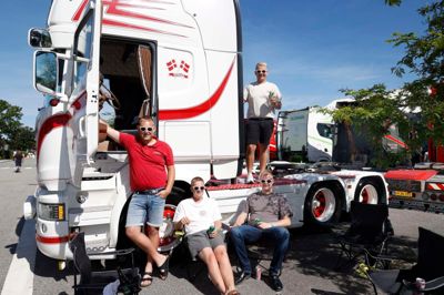 Det er individuelt, hvad man synes, er en flot lastbil, mener de fire gutter Thomas Pedersen, Mads Krogsgaard, Mathias Fuhlendorff (øverst) og Mathias Jørgensen. - Jeg kan godt lide, den er enkel, stilren og passet og plejet. Andre synes, det er flot, der er malet motiver på. Det er individuelt, siger Thomas Pedersen. Han er selvstændig vognmand, det er hans lastbil, de er fotograferet ved, og det er ham, der har leveret solbrillerne.