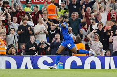 Bournemouth's Antoine Semenyo scorede to mål i kampen mod Liverpool. Kampen blev afbrudt i 28. minut, fordi Semenyo blev udsat for racistiske tilråb. Lørdag blev gerningsmanden anholdt.
