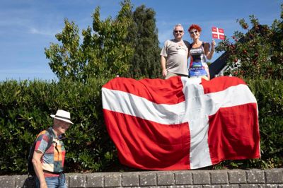 Med en perfekt udsigt over Hvinningdalvej stod vennerne Michael Wind og Louise Vilner Jensby og havde foldet det store dannebrogsflag ud. Især Louise Vilner Jensby er - som det fremgår af påklædningen - meget vild med at se cykelløb. Hun har været til flere løb, og været til Tour de France en håndfuld gange. Men Postnord Danmark Rundt kan nu også noget, fastslog hun. - Folkefesten på Hvinningdalvej ligner noget, som jeg før har oplevet i Frankrig, sagde hun.