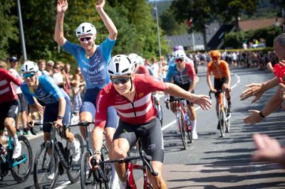 Jakob Fuglsang, der repræsenterede det danske landshold i Postnord Danmark Rundt, kunne ikke blande sig i finalen på Hvinningdal-bakken. Han gav sig i stedet god tid til at modtage publikums hyldest og vinke ud til de mange cykelfans, der tilbragte lørdagen i Silkeborg.