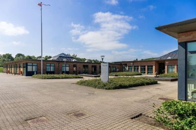 Videbæk Skole blev åbnet for elever første gang i sommeren 2025. Derfor kan skolen nu fejre 20-årsjubilæum. Det sker med et åbent hus arrangement fredag 5. september.