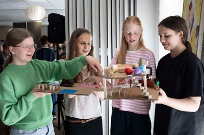 En gruppe af elever er kommet med deres bud på et fremtidigt ungdomshus, som skal ligge i den tidligere SFO ved Vildbjerg Sports- og Kulturcenter. På billedet ses - fra venstre - Sara Madsen, Freja Bønnerup, Alma Højmose og Urte Smile.