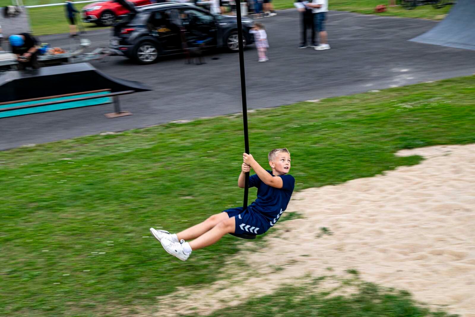 Den nye svævebane i Billingeparken skal nok blive et hit, hvis fredagens kamp om at prøve den var noget at pejle efter. Et par af dem var i øvrigt heldige at vinde et trick-løbehjul i en konkurrence i forbindelse med indvielsen.