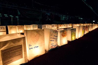 »Nu larmer stilheden«, står der på en af lysposerne fra en tidligere lysceremoni ved Stafet for livet. Lørdag 31. august er stafetten tilbage.