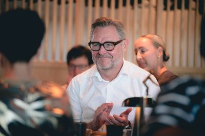 En rørt Claus Steinlein klapper af nogle af de flotte ord, han modtog i taler fra gode venner og kolleger gennem årene ved receptionen.