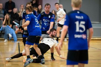 Daniel Jørgensen (i.m. med nummer 5) sætter en tackling ind i sin tid i Grindsted GIF. Højrebacken spillede syv sæsoner for Grindsted og var med til at rykke holdet op i ligaen.