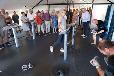 46 af Folkebladets læsere lagde vejen forbi Witt til læserarrangementet, hvor de blandt andet fik at se, hvordan det såkaldte EMS-træning fungerer, hvor man får strøm gennem kroppen samtidig med, at man træner.