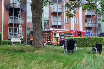 Brandfolk bar fire dårligt gående beboere ud af lejlighederne på H. C. Ørsteds Vej midt i Herning.