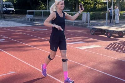 Nina Vestergaard tog 100 kilometer rundt på Herning Stadion for Kræftens Bekæmpelse ved Stafet for Livet.