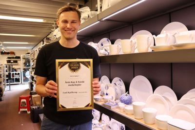 Emil Kjellerup Seigneuvert fra Kop og Kande i Ikast er netop blevet hædret som årets medarbejder i den landsdækkende kæde.