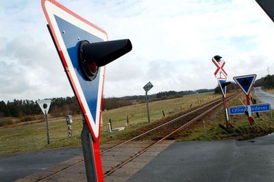 Overkørslen ved Olling Hedevej, som overskæringen så ud, dengang en 60-årig mand fra lokalområdet kørte ud på og ved et mirakel overlevede et sammenstød med et passagertog.