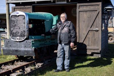 Bent Lund ved sit næste projekt som frivillig ved Søby Brunkulsmuseum. Mekanikeren fra Kølkær skal have liv i motoren på det 95 år gamle rangerlokomotiv.