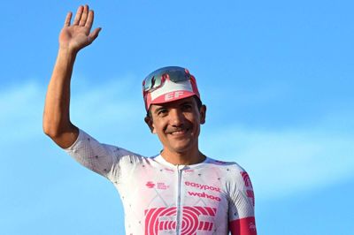Richard Carapaz stiller ikke til start i årets Vuelta. (Arkivfoto).