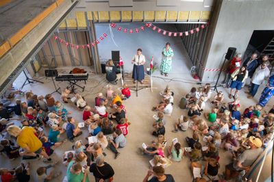 Rikke Wenneberg Pold, leder på Knudsøskolen, som den nye skole i Ry kommer til at høre under, holdt ved tirsdagens rejsegilde på den nye skole tale for nogle af de eleverne, der kommer til at gå på skolen.