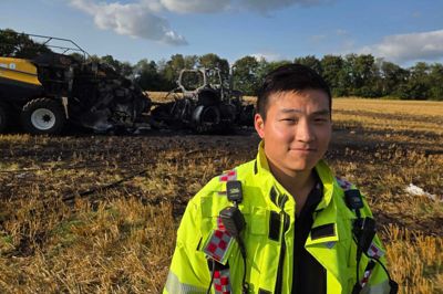 Indsatsleder Kristian Rask Hansen fra Brand & Redning Midtvest måtte tirsdag aften en tur til Skærbækvej i Nr. Vium, for at lede slukningen af en traktor og en halmpresser, der var brudt i brand på en mark.