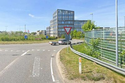 Mandag kørte en bil galt i rundkørslen for enden af Herningmotorvejen og ramte en mur på bygningen Haraldsgade 36, som man kan se i højre side af billedet. Det var tredje uheld af den type på 10 år ved rundkørslen.