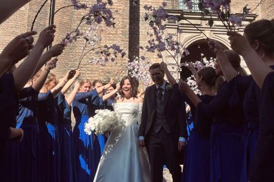DR Pigekoret dannede espalier foran Trinitatis Kirke i København - og sang også både i kirken og ved receptionen efter - da Charlotte Rowan og Nicolai Nørgaard Christensen lørdag blev gift.