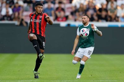 20-årige Pedro Bravo - her i Europa League-kvalifikationen mod Hibernians Martin Boyle - har tilspillet sig en stamplads hos FC Midtjylland. Colombianeren nærmer sig 50 kampe i ulvetrikoten.