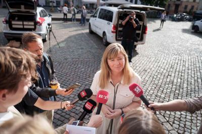 Forsvarsadvokat Berit Ernst ankommer til retssagen mod den tidligere socialdemokratiske minister Henrik Sass Larsen indledes i Københavns Byret torsdag den 21. august 2025. Henrik Sass Larsen er tiltalt for at være i besiddelse af over 6000 billeder samt mere end 2000 videofiler med seksuelt overgrebsmateriale med børn og for at være i besiddelse af en barnedukke konstrueret med seksuelt formål.