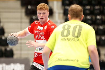 Emil Vestergaard Larsen bærer en hovedrolle i HCM's forsvar, men han får også flere og flere minutter i angrebsspillet på det smalle mandskab. Silkeborgenseren scorede tre mål i lørdagens sejr over Vendsyssel.