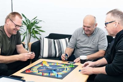 Halvdelen af Mandeholdet har kastet sig ud i et brætspil, dog mest for fotografens skyld. Det er fra venstre Ruben Jensen, Nick Andersen og Bjarne Laugesen. Foto: Linna Grøn