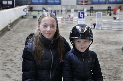 Sofie Thomassen, 15 år (t.v.), og Silvia Kuhlmann, 9 år, går begge ved Herning Rideklub og var med til weekendens hestestævne. Foto: Henrik Ole Jensen