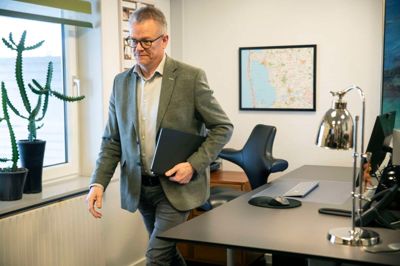 Viceborgmester Søren Elbæk (S) måtte mod sin vilje og overbevisning tirsdag forlade byrådssalen, mens de øvrige byrådsmedlemmer drøftede en sag om Ringkøbing Fjord Museerne, hvor netop Elbæk har plads i bestyrelsen som byrådsmedlem.