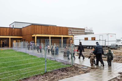 En del af Kastaniegården på Kollundvej i Lind er bygget færdig og taget i brug før tid. Fire stuer med plads til 80 børn er bygget færdig. Hele Kastaniegården skal stå færdig 1. juni.