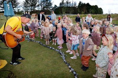 Michael Back gav den hele guitararmen, da han underholdt børnene ved Kastanjegårdens officielle indvielse.