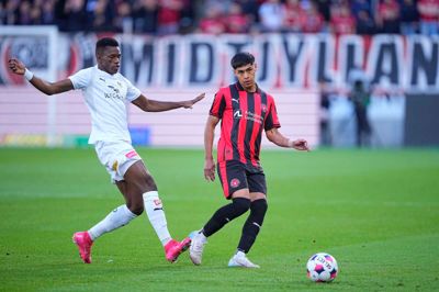 FC Midtjyllands Dario Osorio (t.h.) i kamp mod KuPS' Mohamed Touré under torsdagens europæiske duel på MCH Arena.