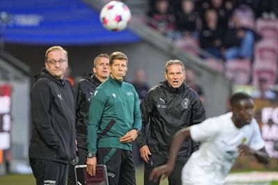 Thomas Thomasberg (i.m.) dirigerer sine tropper under torsdagens sejr over finske KuPS. FCM-træneren måtte dog undervejs også forholde sig til en pibekoncert fra hjemmepublikummet.