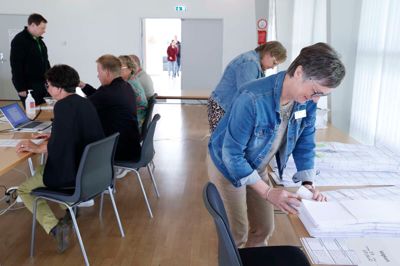 Som valgtilforordnet skal man sammen med de øvrige tilforordnede sørge for, at valget afvikles efter reglerne. Som her ved valget i 2024 i Spjald Kulturhus.