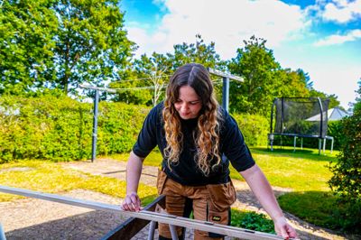 Sidsel Holdt-Jensen - mor til to og lige startet på Skive College - finder også tid til at renovere huset fra 1980, som familien overtog denne sommer. Hun har opdaget, at hun meget hellere vil lave noget håndgribeligt end sidde på kontor. - Jeg fandt ud af, at dét at være aktiv, det gav en mental ro, siger hun.