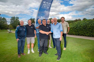 Projektet »100 golfhuller for prostata« samlede i denne uge nogle af de mange folk, som er med. Forrest ses landsformanden for prostatakræftforeningen Propa, Poul Risom, og bestyrelsesmedlem i Herning Golf Klub, Christian Alstrup (lyseblå skjorte).