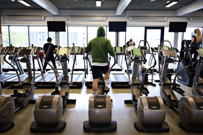 Fremover skal danskerne kunne få fradrag for at dyrke motion i eksempelvis et fitnesscenter og for undervisning i sang og musik, mener regeringen. (Arkivfoto).