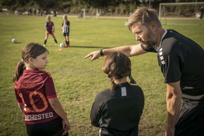 DGI og DIF vil med nye anbefalinger sørge for, at der kommer mere nærvær fra de voksne, når børn og unge dyrker sport. (Arkivfoto).