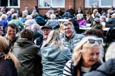 Omkring 1000 deltagere fik sig to dage med musik, mad og højt humør ved den tredje udgave af Dolphin Festival på pladsen ved Hotel Herning.