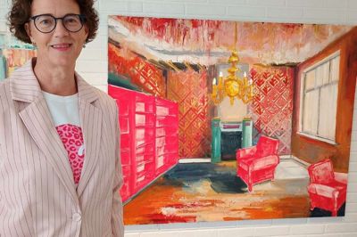 Hanne Schmidt udstiller for anden gang i Ikast og denne gang sammen med en anden kunstner. Hun står ved værket »Bruised but not broken«, som har givet titel til udstillingen.