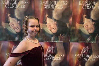 Jessica Nørgaard fra Troldhede er bare 11 år. Hun var søndag aften med til forpremieren på »Kærlighedens Gerninger« i Ringkøbing Biograf, men måtte blive udenfor da filmen blev vist, for den er kun tilladt over 16 år. Da filmen blev optaget, var hun 9 år.