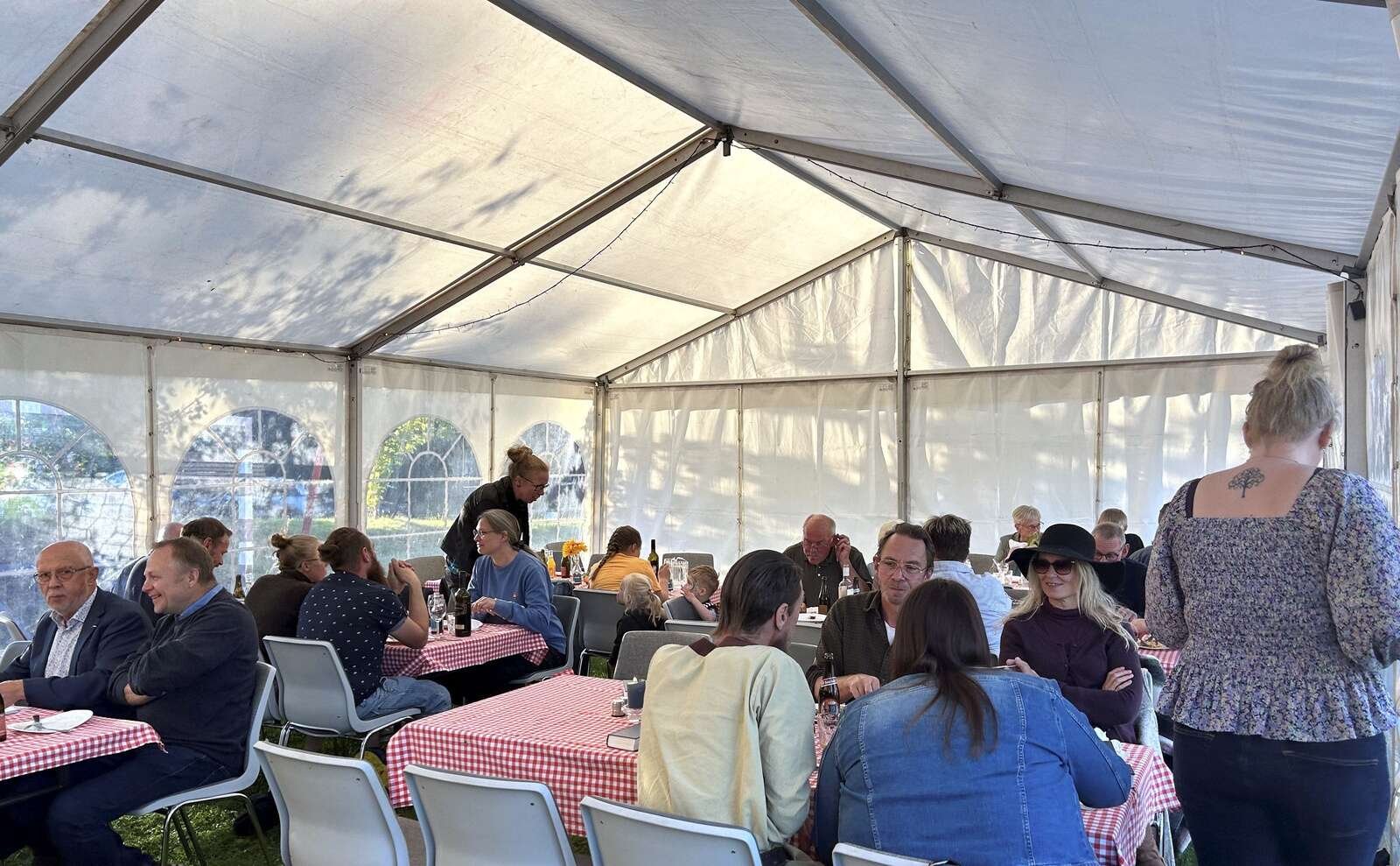 Sommerfesten var velbesøgt med 80 til spisning om aftenen. Privatfoto