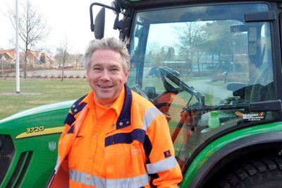 Bjørn Karlsen foran sin traktor