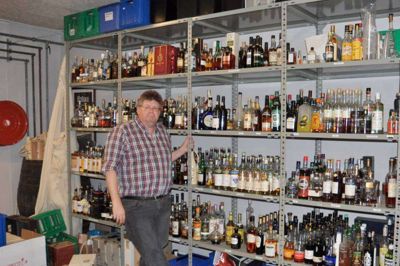 Mac Y - manden Søren Nørgaard foran en del af spiritusudvalget.