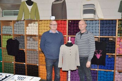 Brødrene Per (t.v.) og Perry Dürr ved en af sine tre nye sommerstrik-modeller. Foto: Birgitte Dyrberg