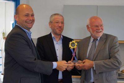 Borgmester Søren Pape Poulsen (t.v.) overrakte prisen til adm. direktør fra Grundfos A/S, Niels Møller Jensen (i midten) og bestyrelsesformand for Bjerringbro Varmeværk, Erling Krogh Sørensen.