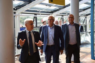 Transportminister H. C. Schmidt (i midten) besøgte i dag Karup Lufthavn. Ministeren var inviteret af Kristian Pihl Lorentzen (t.h.) til debat om behovet for infrastruktur i Midtjylland. T.v. ses formanden for Karup Lufthavn og borgmester i Holstebro Kommune, H. C. Østerby Foto: Birgitte Brøgger Dyrberg