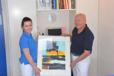 Jørn Borup gav Nadia Østergaard et billede malet af den ukrainske kunstmaler Sergie Sviatchenko, der er bosat i Viborg Foto: Knud Gaarn-Larsen