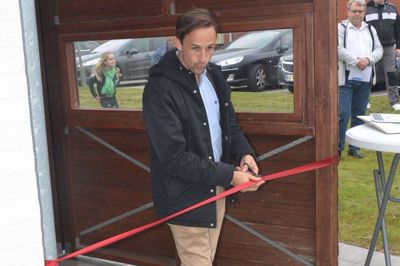 Formand for Kultur-og Fritidsudvalget Mads Panny (S) kunne klippe den røde snor og dermed officielt indvie det nye klubhus i Alhedens IF. Privatfoto