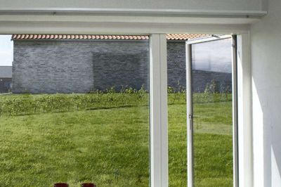 Når du åbner vinduerne for at lufte ud, så er det ikke altid nødvendigt at skrue ned for varmen samtidigt. Arkivfoto: ColorFactory