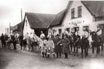 Her er et optog fotograferet foran Frederiks Kro i 1930’erne. Musikanterne er Osvald Jacobsen og Pe’ Graugaard.